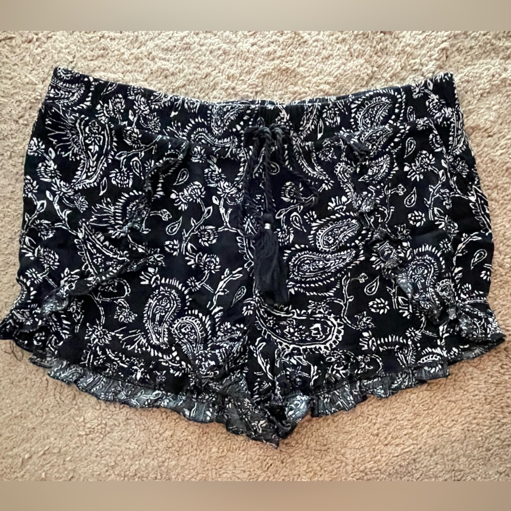 Mudd women’s large flowy black and white patterned shorts
